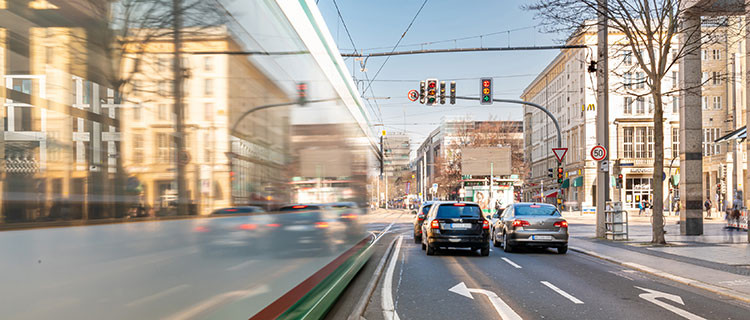 Straßenbahn und Autos an Ampelkreuzung