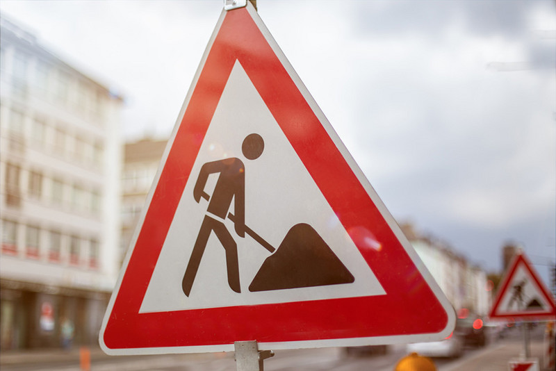 Baustellenschild in städtischer Umgebung